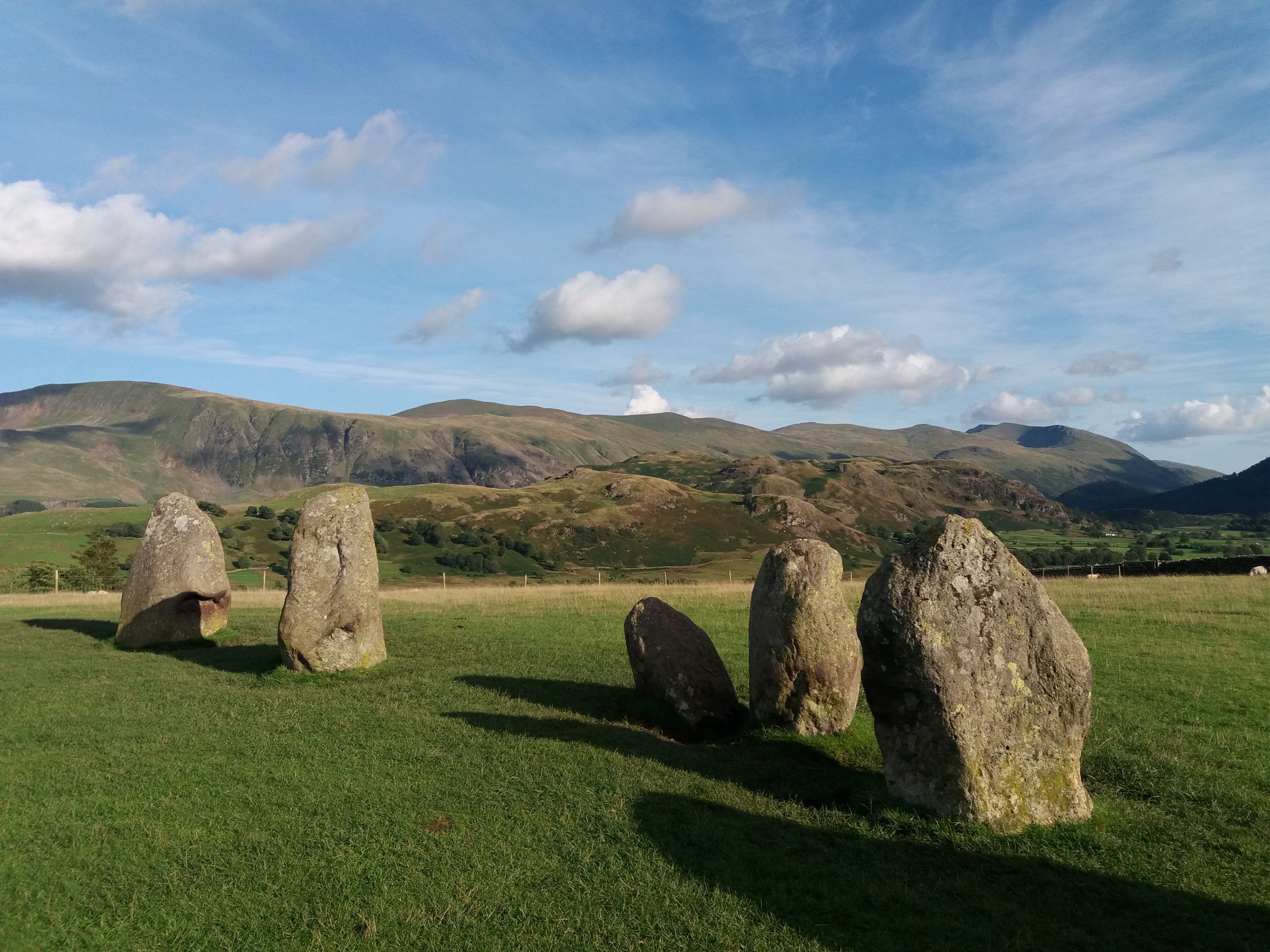 Weibliche Energie, Stone Circle, Natur-Resilienz-Training gibt Kraft und Orientierung.
