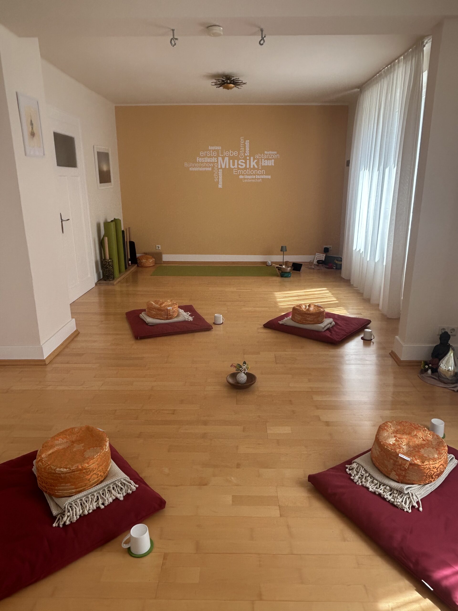 Namaste, Ich grüße das Göttliche Lichtvolle in dir, wohlige Atmosphäre im Yogaraum von Yoga Sattva